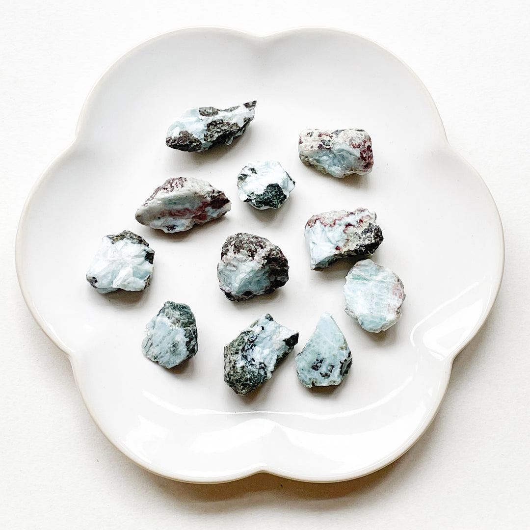 larimar lichtblauwe ruwe brok/steen edelsteen edelstenen mineralen