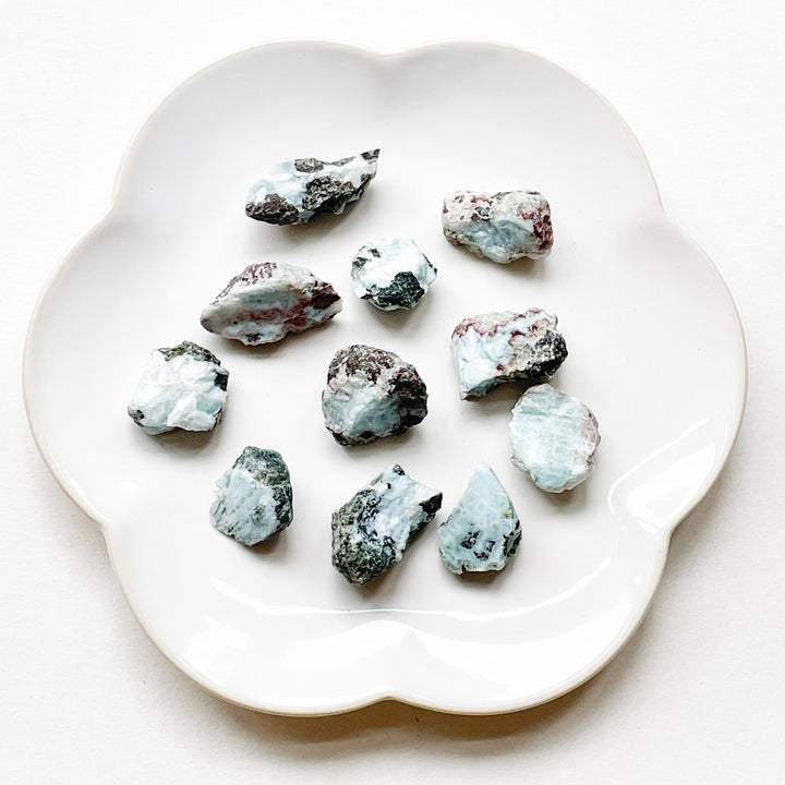 larimar lichtblauwe ruwe brok/steen edelsteen edelstenen mineralen