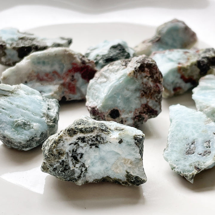 larimar lichtblauwe ruwe brok/steen edelsteen edelstenen mineralen