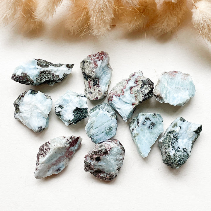 larimar lichtblauwe ruwe brok/steen edelsteen edelstenen mineralen
