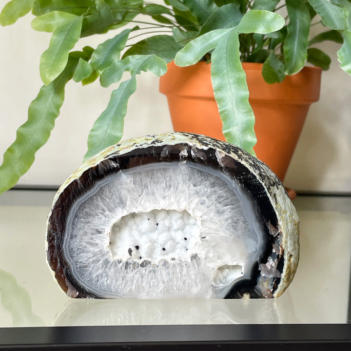 agaat geode ruw kristallen staand edelsteen