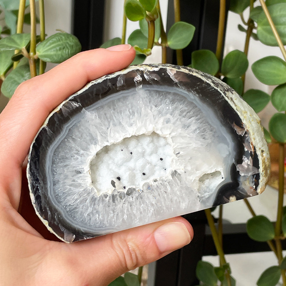 agaat geode ruw kristallen staand edelsteen