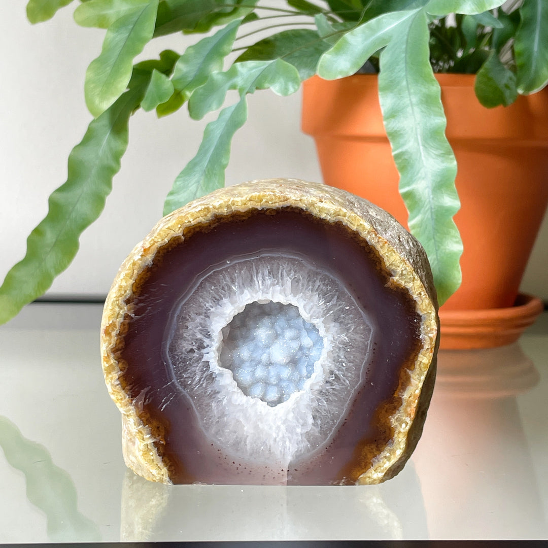 agaat geode ruw kristallen staand edelsteen