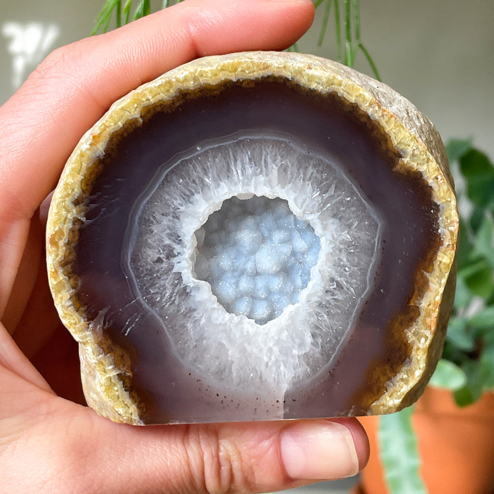 agaat geode ruw kristallen staand edelsteen