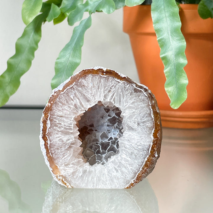 agaat geode ruw kristallen staand edelsteen