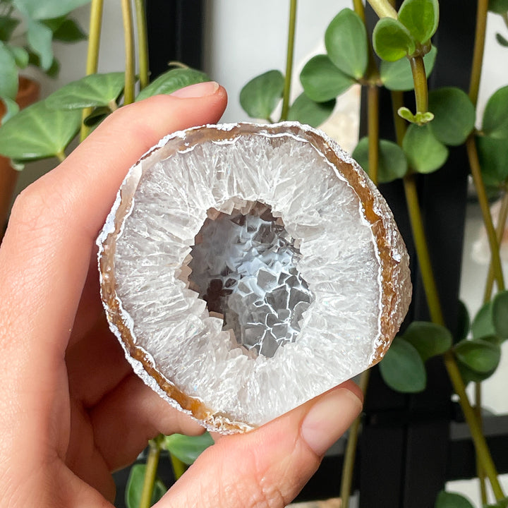 agaat geode ruw kristallen staand edelsteen
