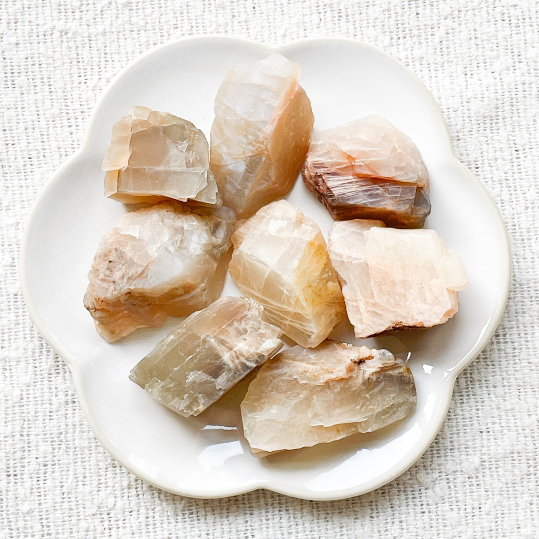 maansteen zwarte ruwe brok steen edelsteen