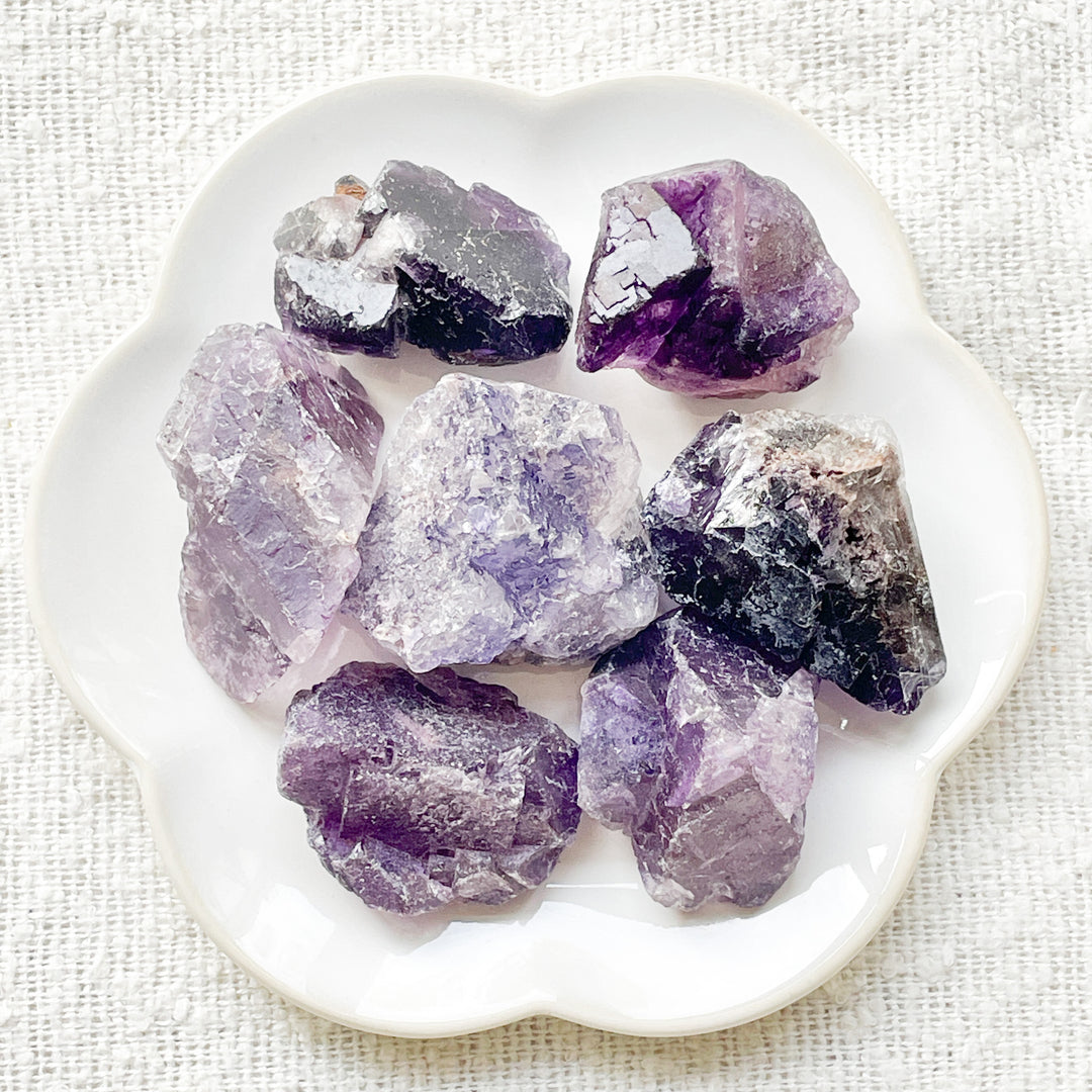 fluoriet paarse ruwe steen edelsteen brok