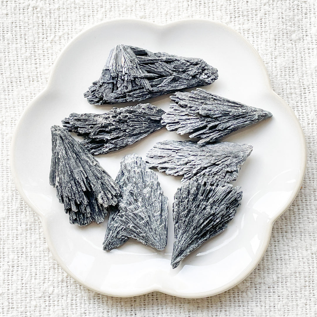 kyaniet zwarte ruwe steen edelsteen brok veer