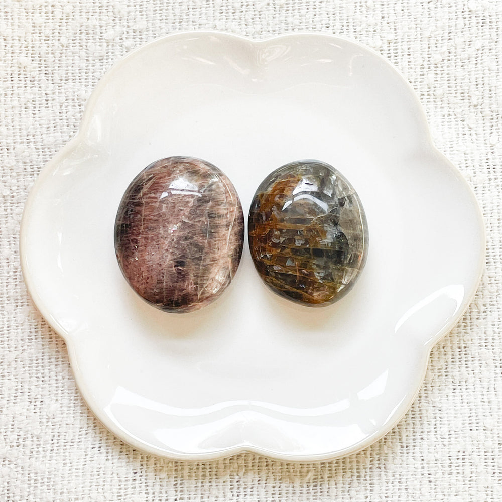 maansteen zwarte handsteen palmsteen edelsteen