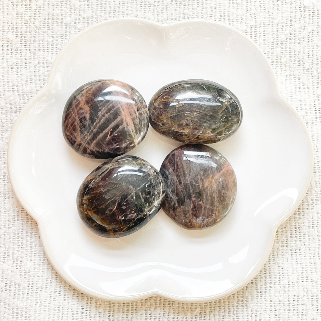 maansteen zwarte handsteen palmsteen edelsteen