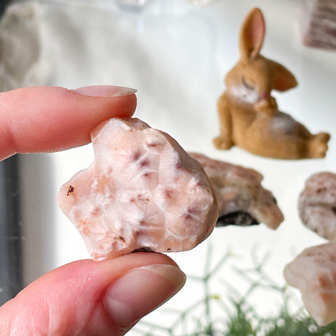 natroliet ruwe steen brok edelsteen roze