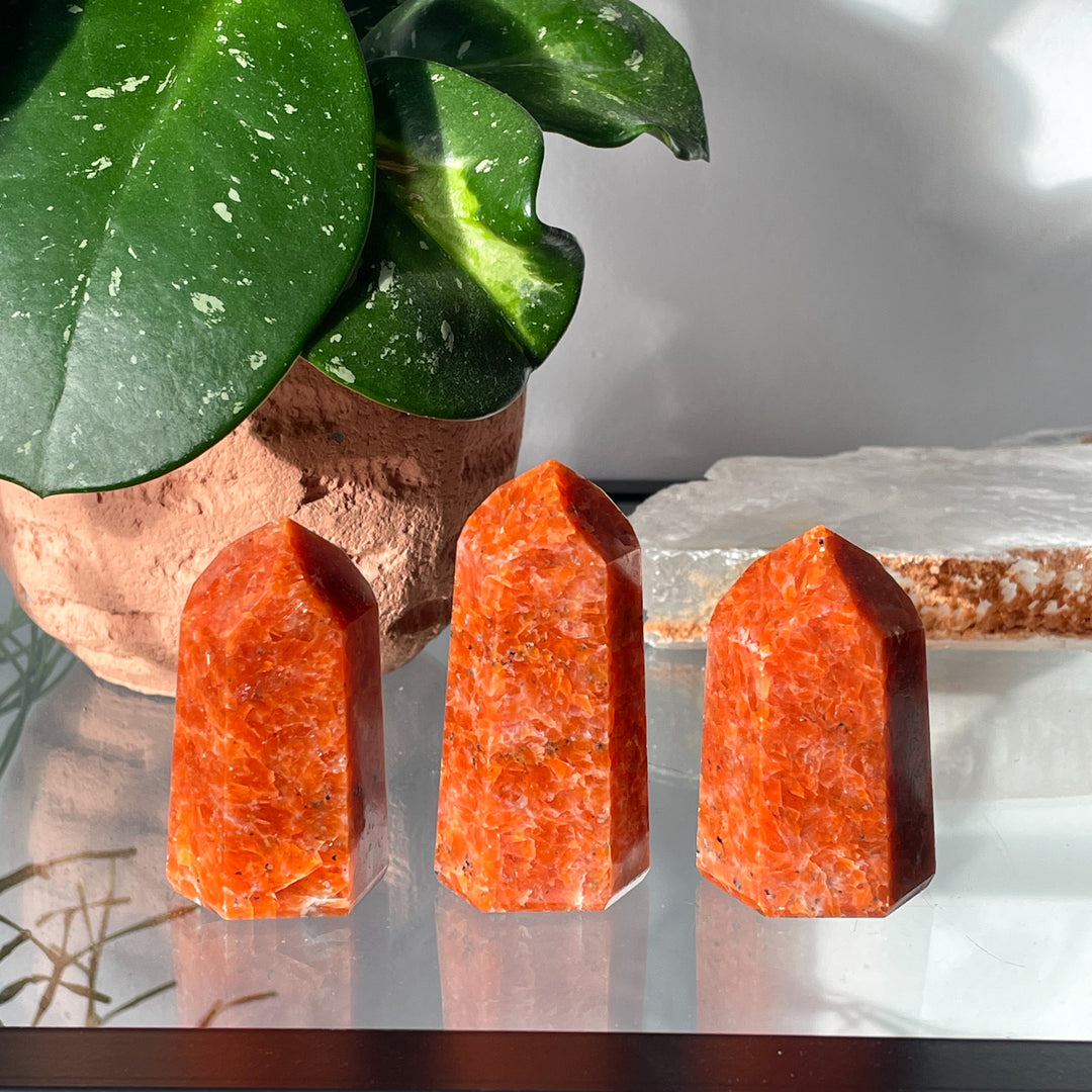 calciet oranje toren sculptuur edelsteen mineraal