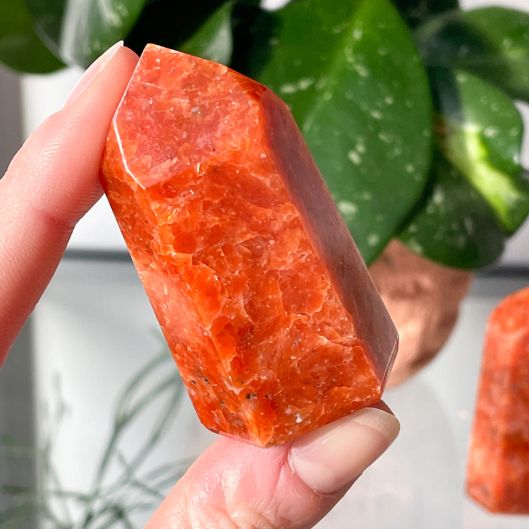 calciet oranje toren sculptuur edelsteen mineraal