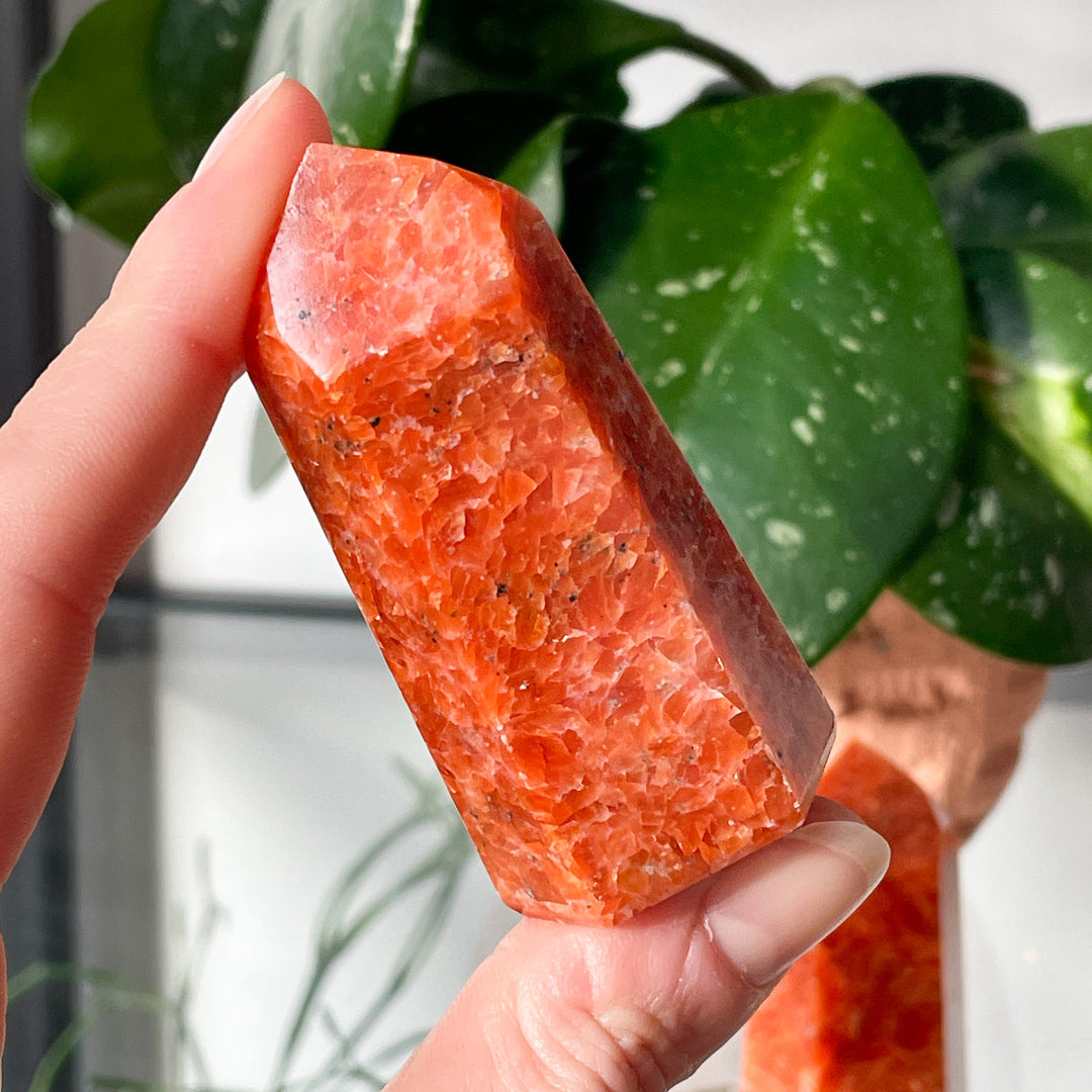 calciet oranje toren sculptuur edelsteen mineraal