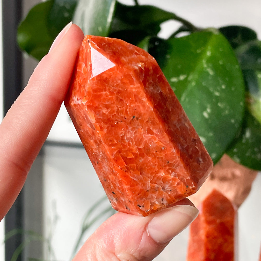 calciet oranje toren sculptuur edelsteen mineraal