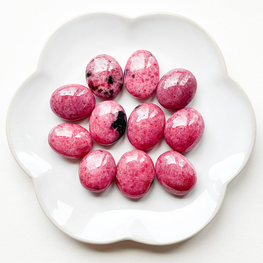 rhodoniet roze zaksteen edelsteen gepolijst knuffelsteen trommelsteen