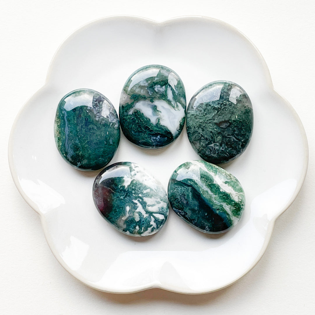 mosagaat groene handsteen palmsteen edelsteen gepolijste knuffelsteen
