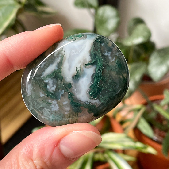 mosagaat groene handsteen palmsteen edelsteen gepolijste knuffelsteen