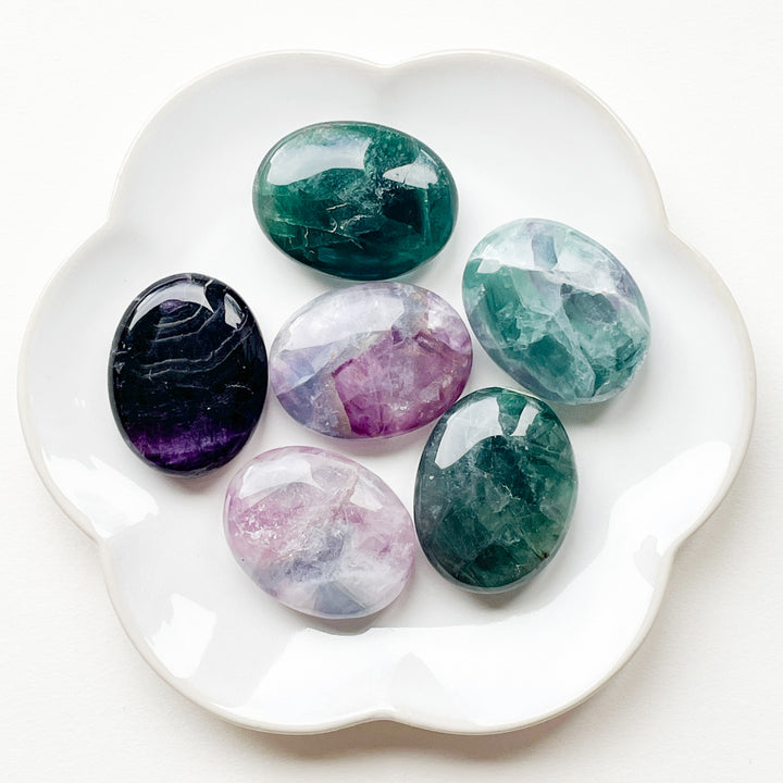 fluoriet regenboog handsteen palmsteen edelstenen zaksteen