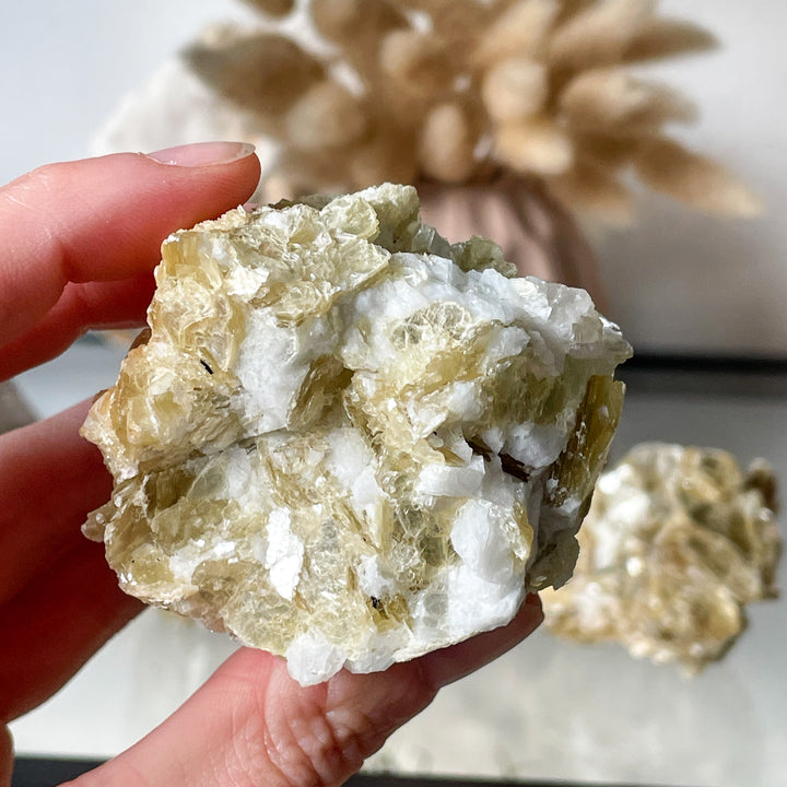 mica goud gele brok steen schilfers edelsteen mineraal