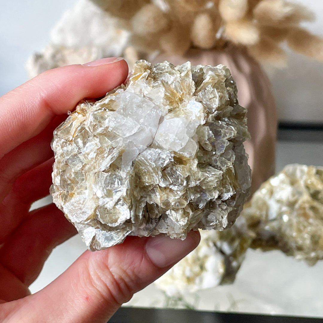 mica goud gele brok steen schilfers edelsteen mineraal