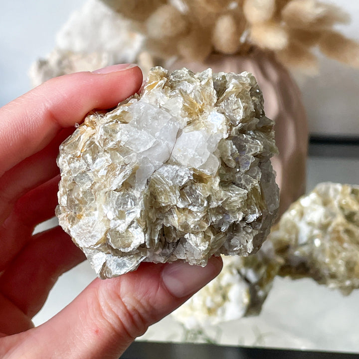 mica goud gele brok steen schilfers edelsteen mineraal