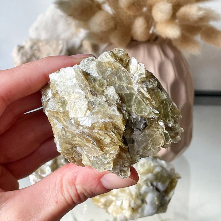 mica goud gele brok steen schilfers edelsteen mineraal