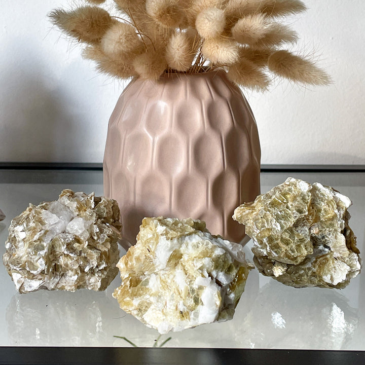 mica goud gele brok steen schilfers edelsteen mineraal