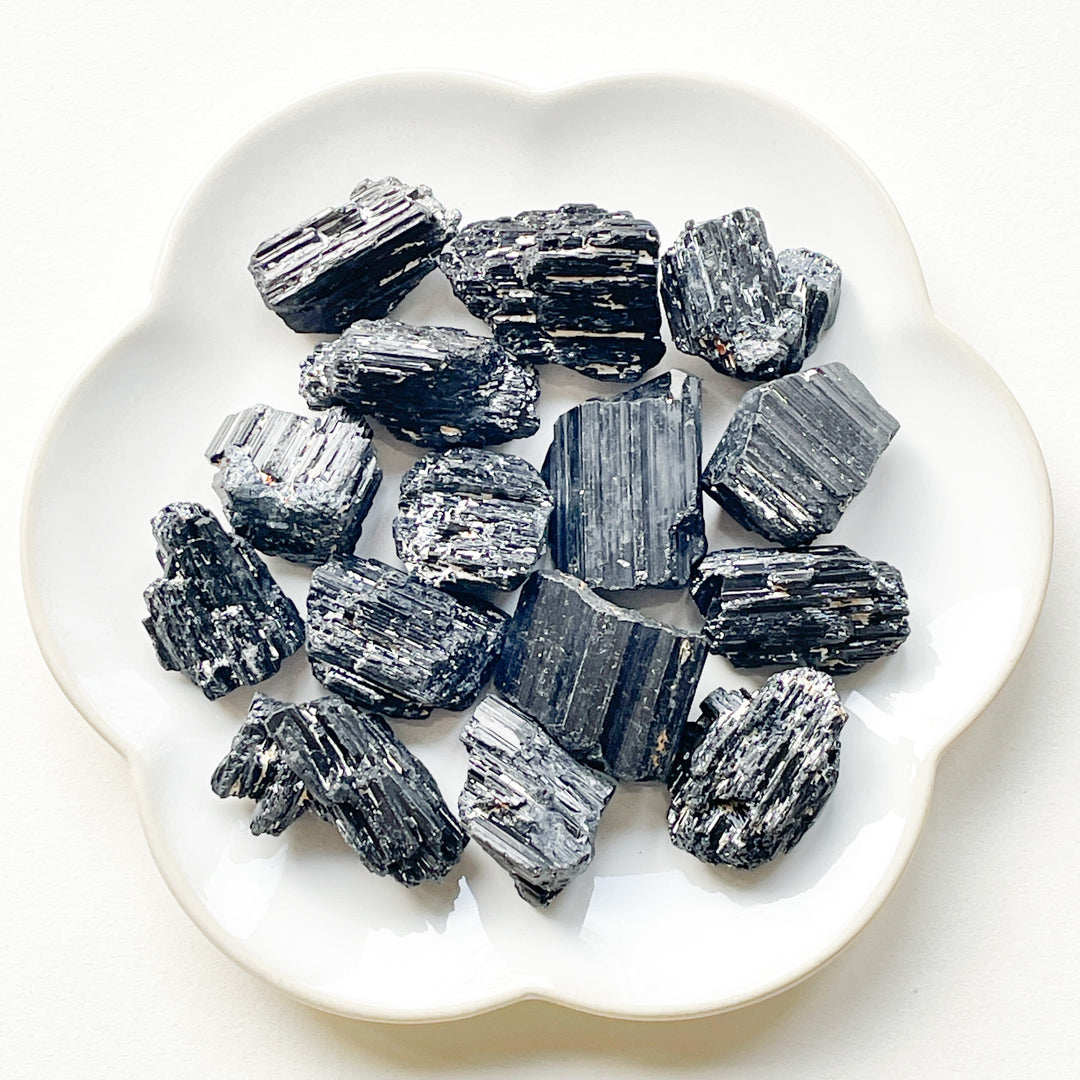 toermalijn zwarte ruwe steen brok edelsteen mineraal