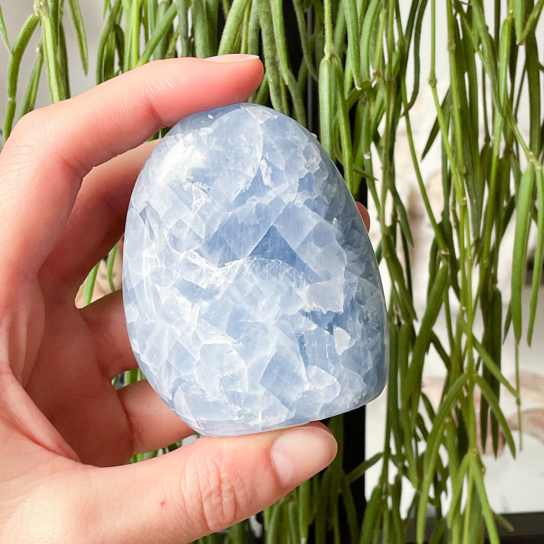 calciet blauwe edelsteen sculptuur gepolijst toren