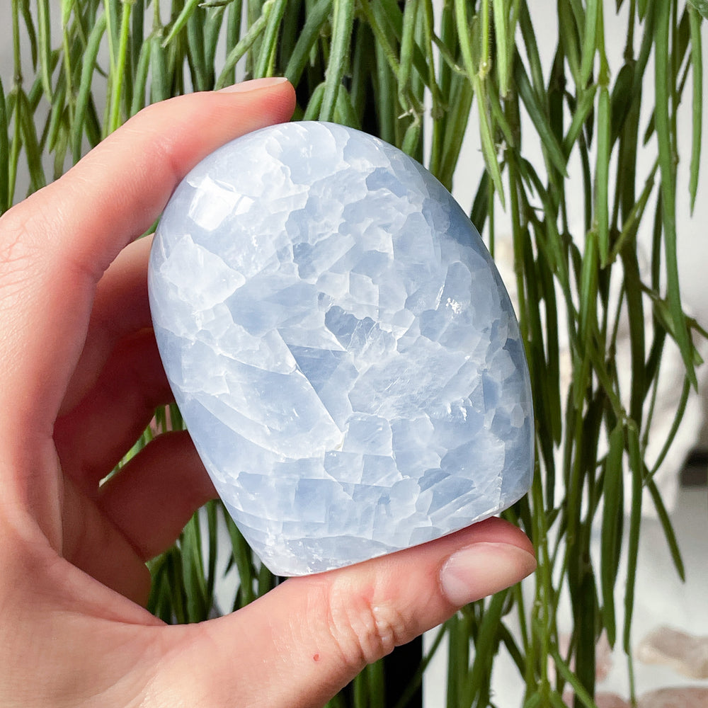 calciet blauwe edelsteen sculptuur gepolijst toren