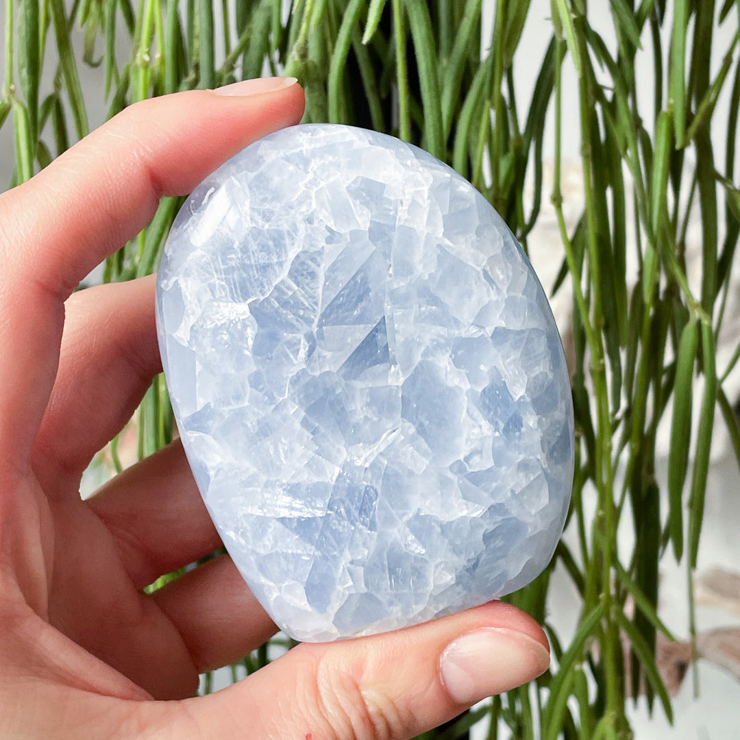 calciet blauwe edelsteen sculptuur gepolijst toren