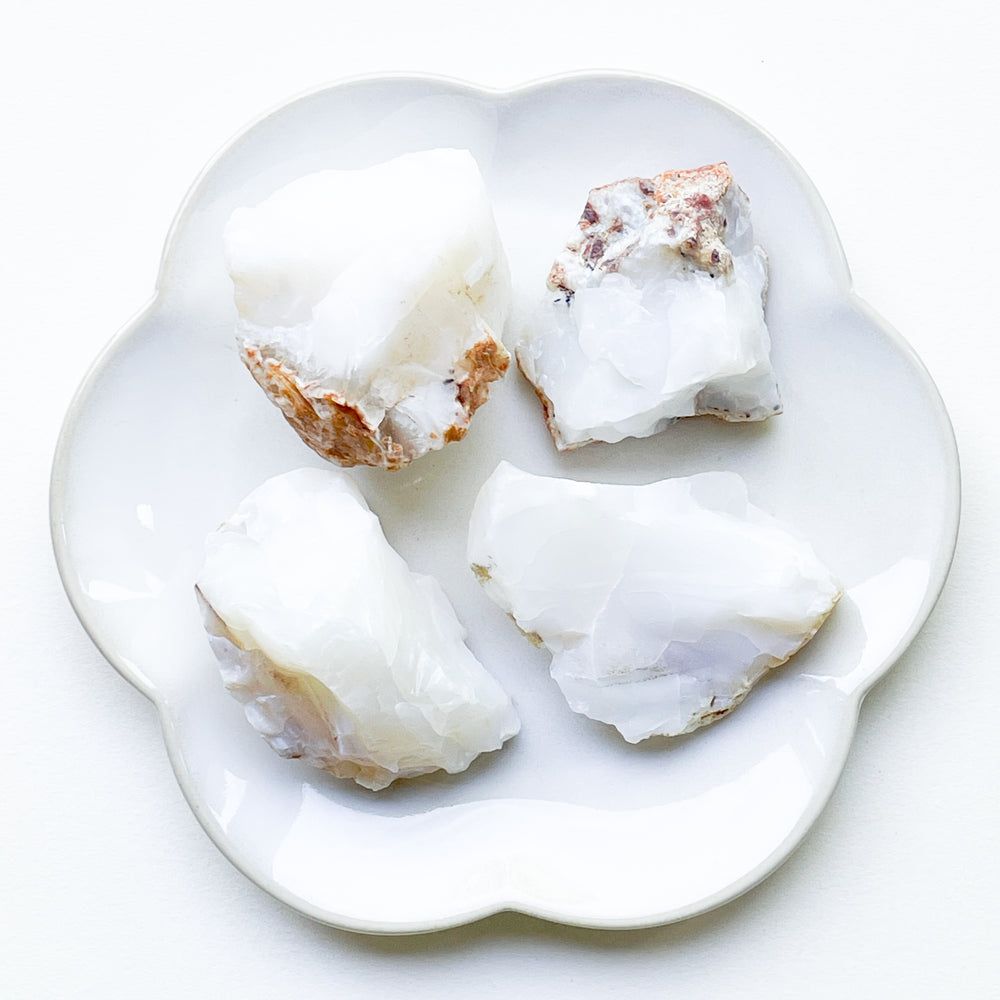 Opaal witte ruwe brok steen edelsteen mineraal