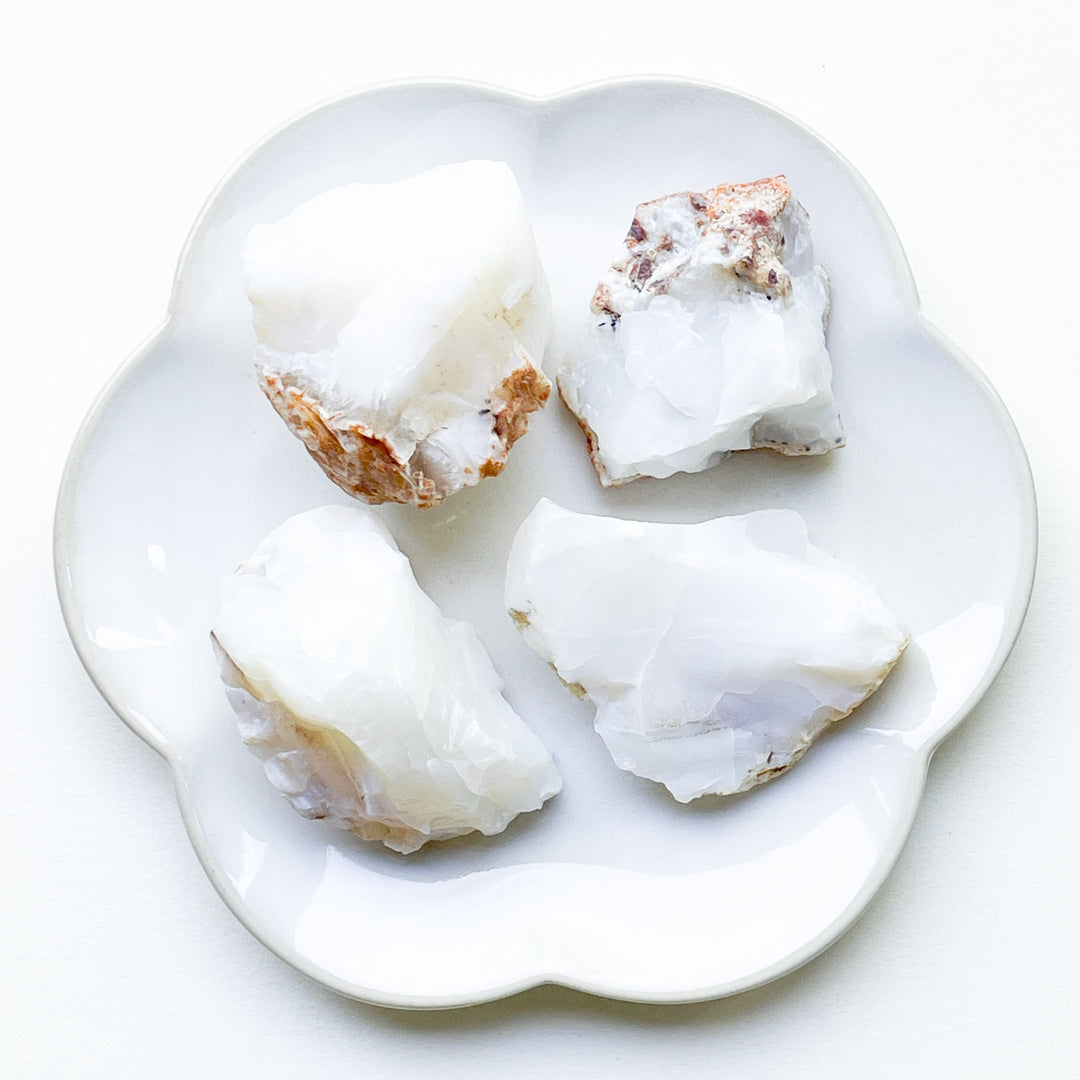 Opaal witte ruwe brok steen edelsteen mineraal