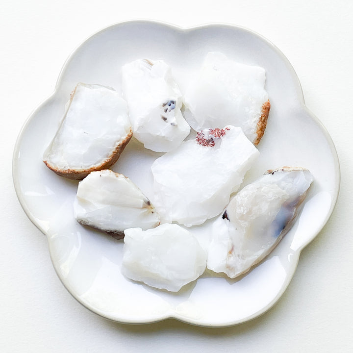 Opaal witte ruwe brok steen edelsteen mineraal
