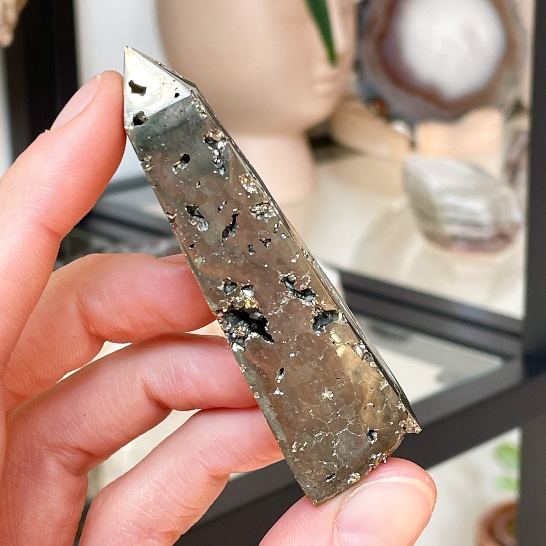pyriet fools gold gouden ruwe steen edelsteen brok toren sculptuur edelstenen mineralen