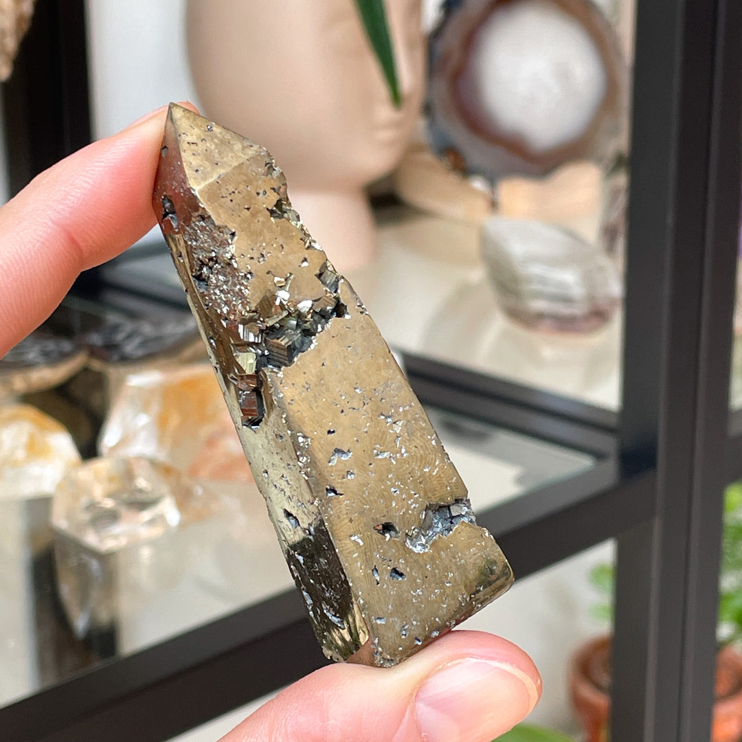 pyriet fools gold gouden ruwe steen edelsteen brok toren sculptuur edelstenen mineralen