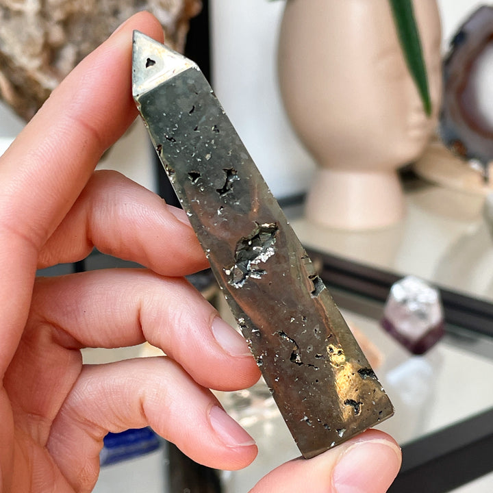 pyriet fools gold gouden ruwe steen edelsteen brok toren sculptuur edelstenen mineralen