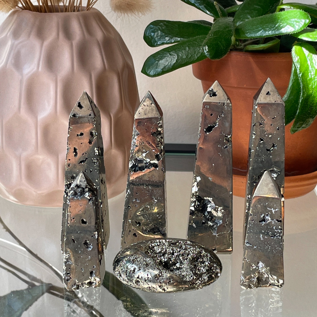 pyriet fools gold gouden ruwe steen edelsteen brok toren sculptuur edelstenen mineralen