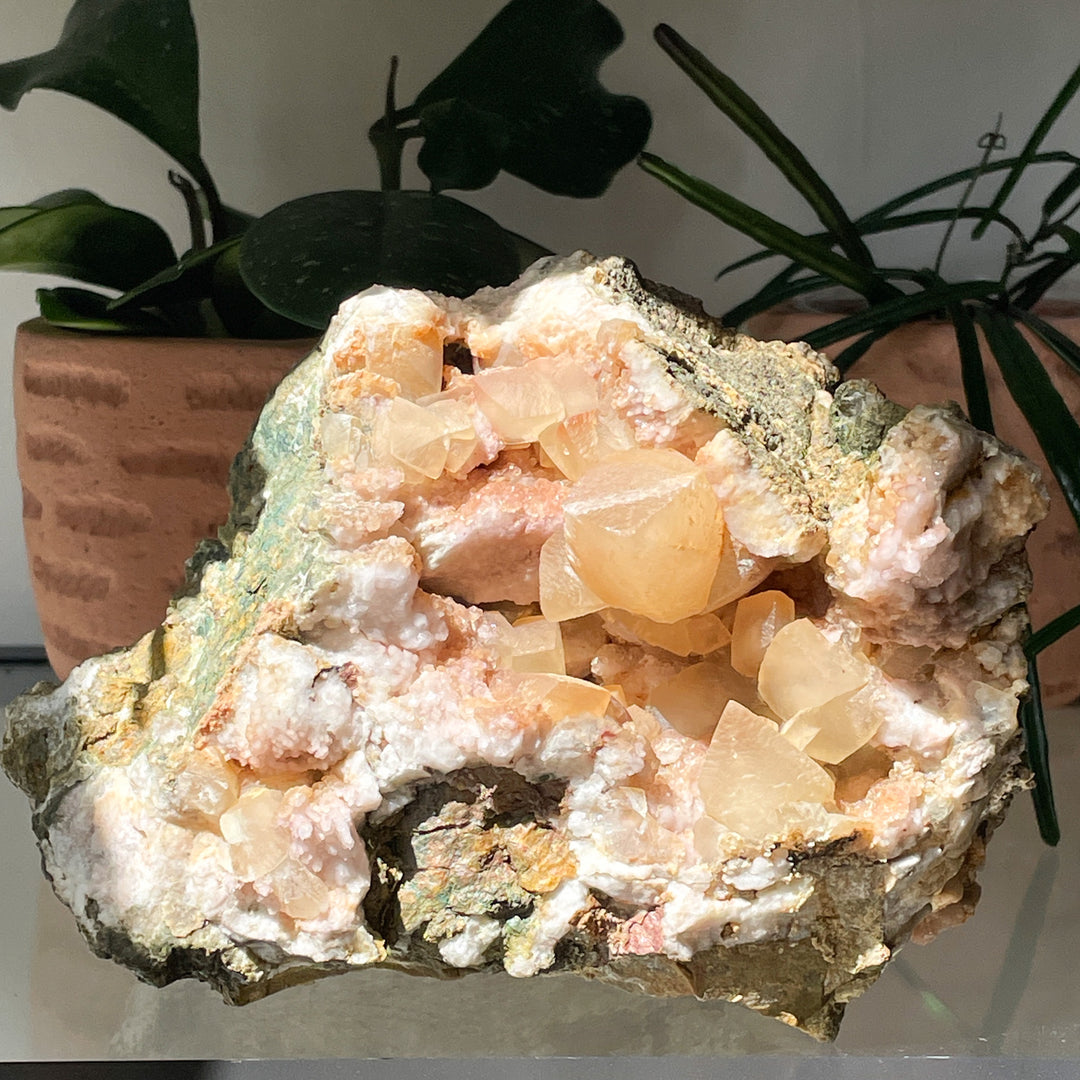 calciet gele ruwe brok steen met roze amethist fluoriet edelsteen mineralen