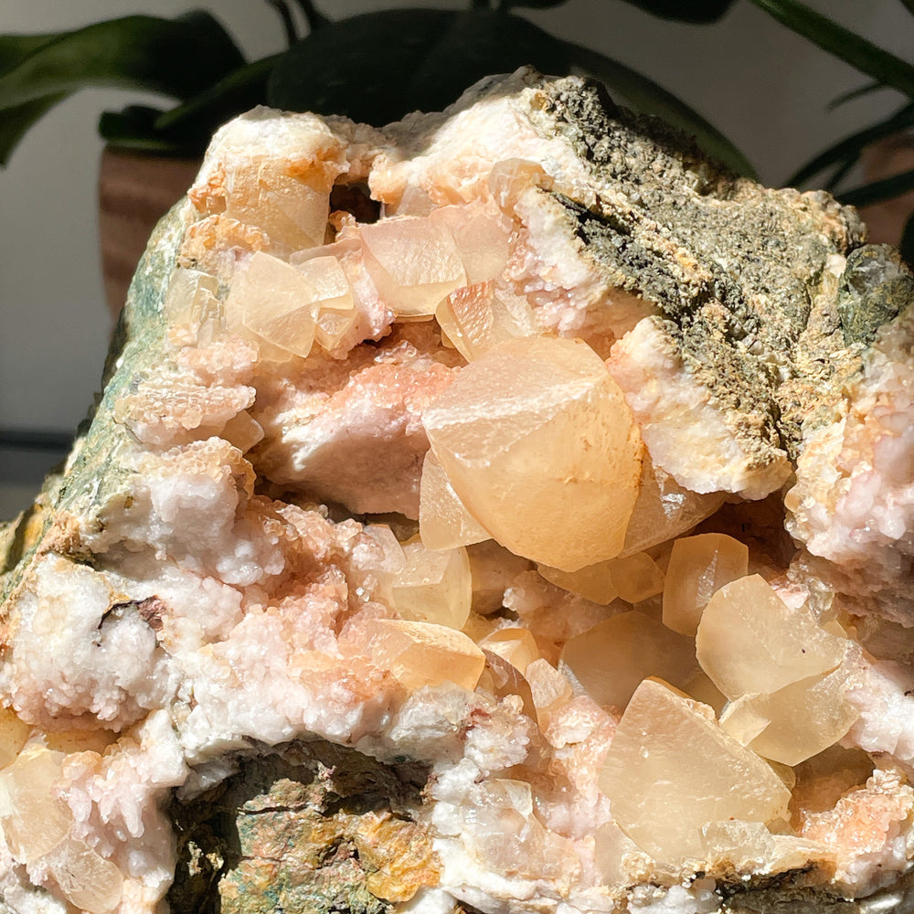 calciet gele ruwe brok steen met roze amethist fluoriet edelsteen mineralen