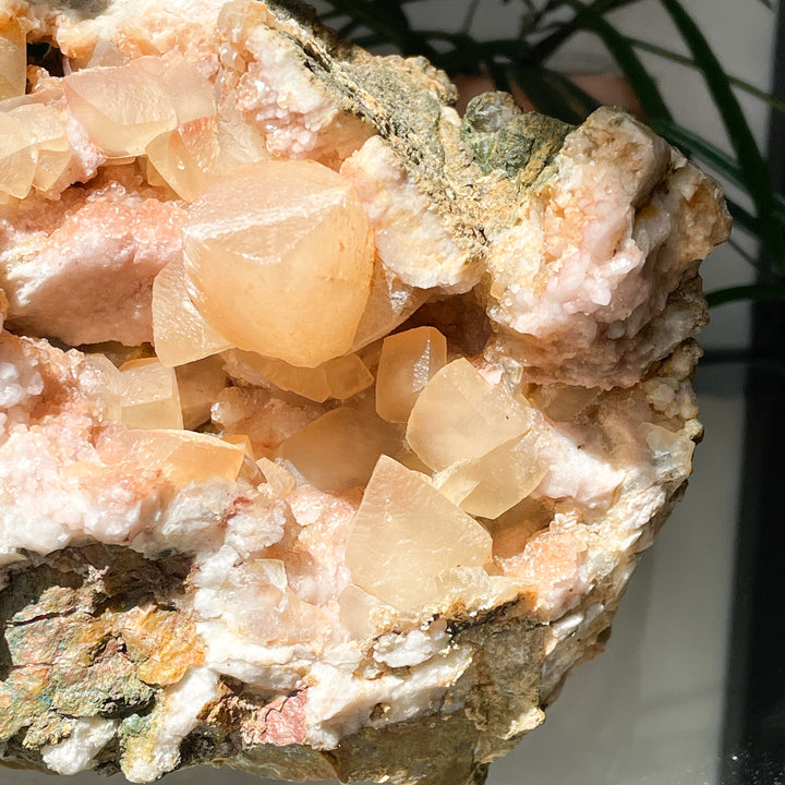 calciet gele ruwe brok steen met roze amethist fluoriet edelsteen mineralen