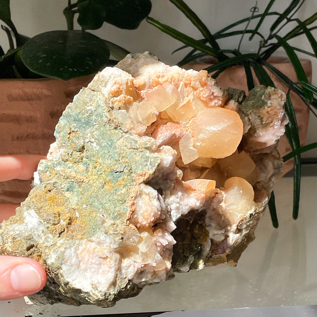 calciet gele ruwe brok steen met roze amethist fluoriet edelsteen mineralen