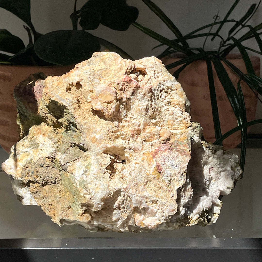 calciet gele ruwe brok steen met roze amethist fluoriet edelsteen mineralen
