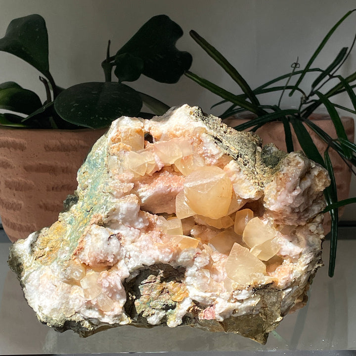 calciet gele ruwe brok steen met roze amethist fluoriet edelsteen mineralen