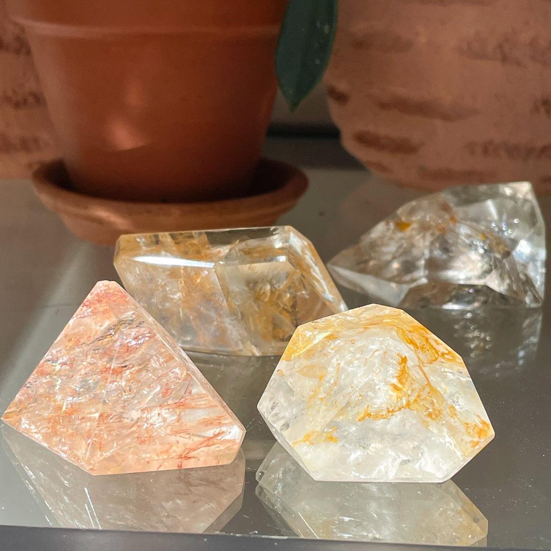 golden healer bergkristal limoniet freeform sculptuur toren edelsteen edelstenen mineralen
