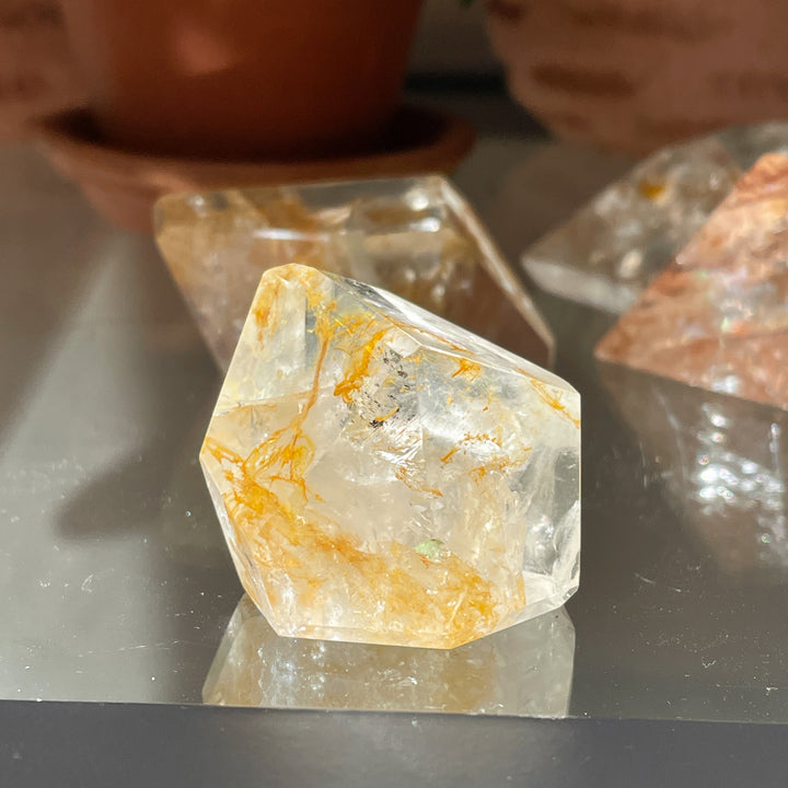 golden healer bergkristal limoniet freeform sculptuur toren edelsteen edelstenen mineralen