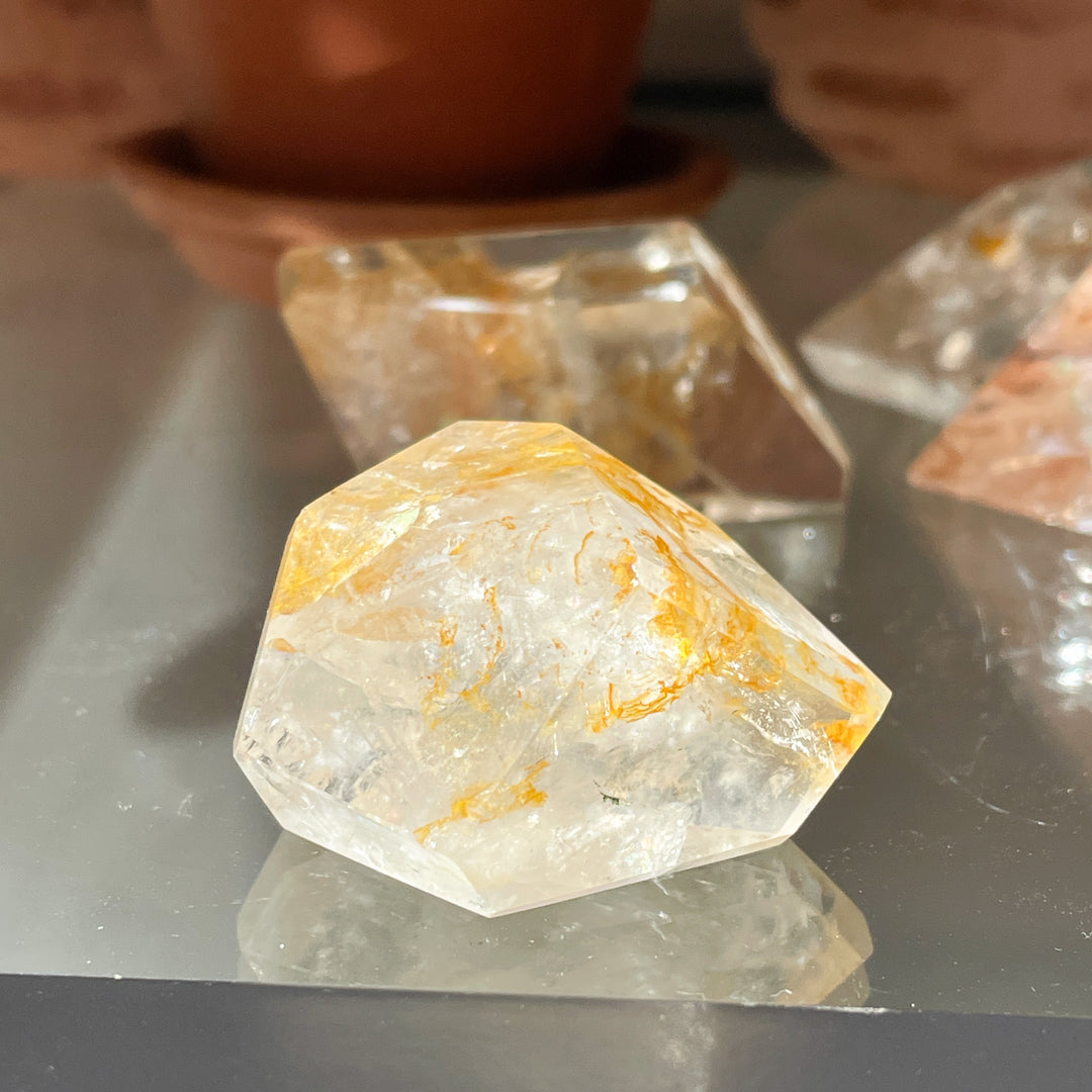 golden healer bergkristal limoniet freeform sculptuur toren edelsteen edelstenen mineralen