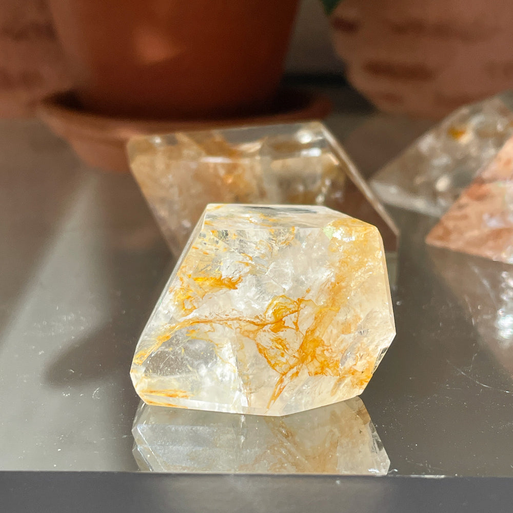 golden healer bergkristal limoniet freeform sculptuur toren edelsteen edelstenen mineralen